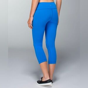 Lululemon REVERSIBLE wunder under crop (pipe dream blue / black)
